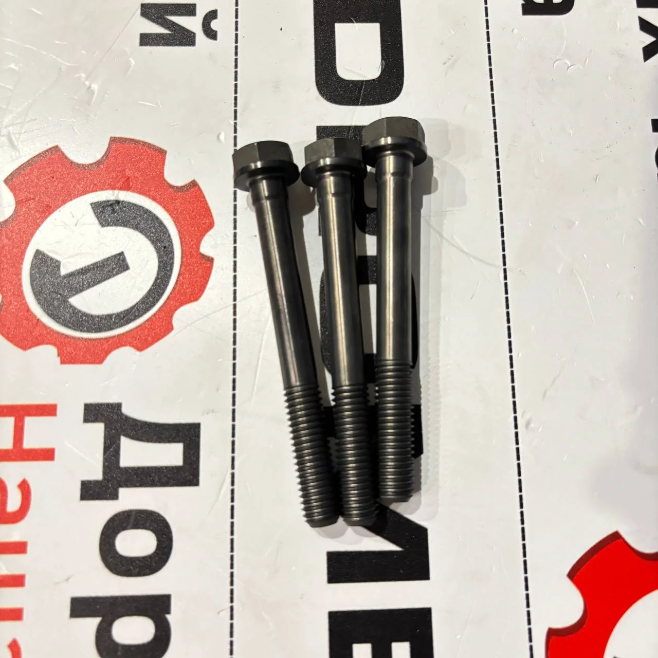 Болт ГБЦ двигателя John Deere CD4045 / R85363 / R516516 / T20182 / F0182428