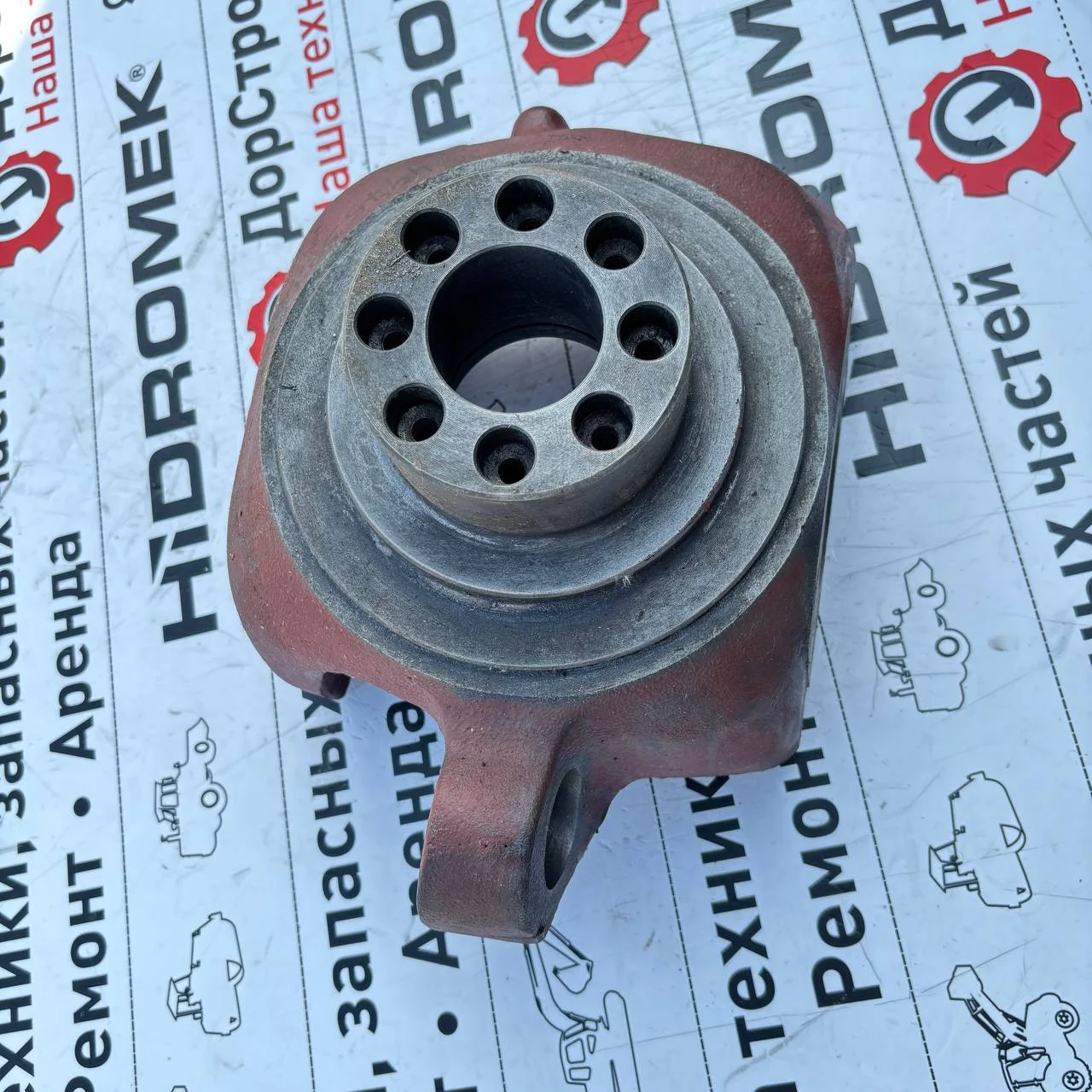 Кулак поворотный левый ZF-3025 (JD325,Hyundai H940S,CAT428F,Tarsus) / T229251 / T360563 / ZGAQ-03380